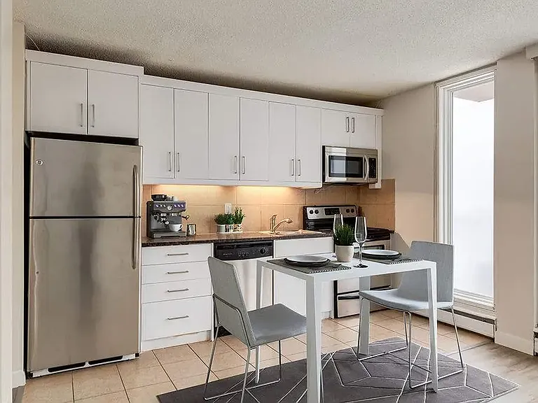 127 25th Ave SW #402 — Photo 1