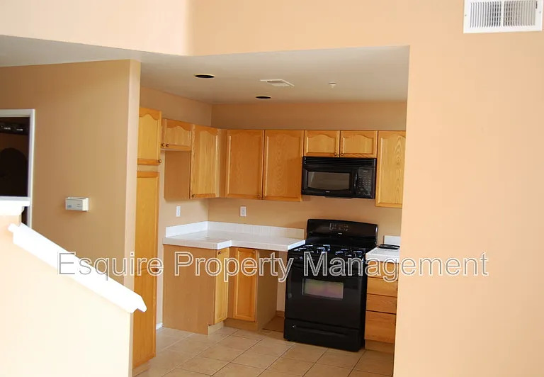 1255 Jamaica Ln — Photo 3