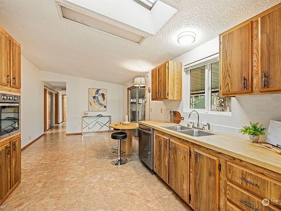 2nd image of 725 SE 37th #26