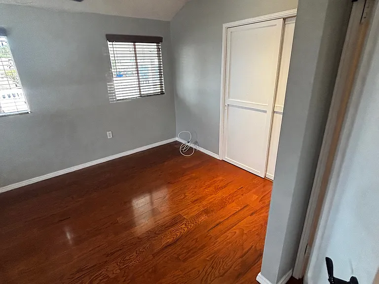 577 Edward St — Photo 11