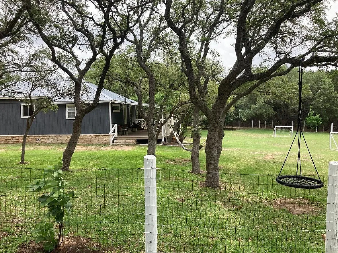 2 bed, 1.0 bath, 888 sqft, $3,900 — Photo 3