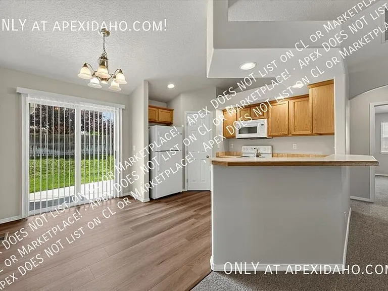 3851 N Lezana Ave — Photo 11