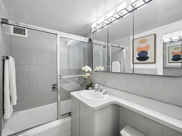 130 East 18th Street image 7 of 10