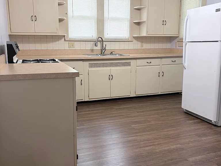 1055 E Market St — Photo 14