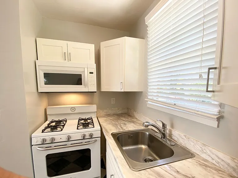 Bellevue Apartments — Photo 32