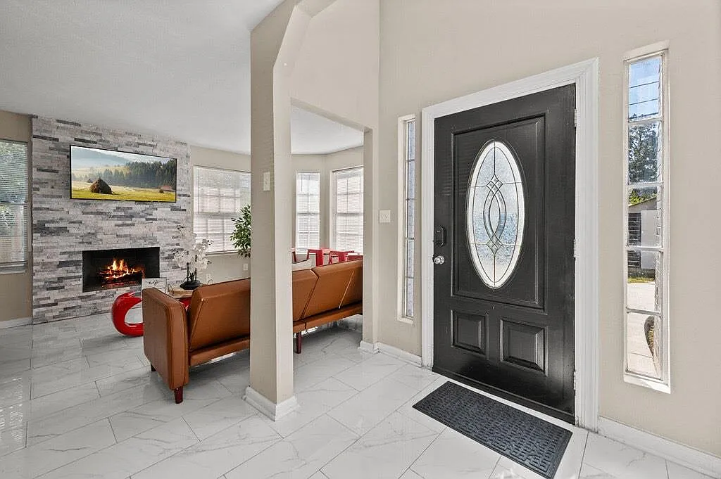 5 bed, 3.5 bath, 2561 sqft, $3,500 — Photo 2