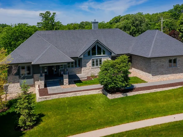 320 Painted Woods Dr, Waukee, IA 50263