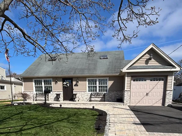 8 Carlton Drive, Massapequa, NY 11758
