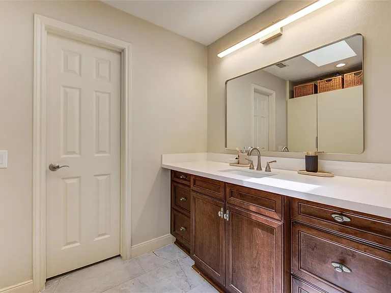 239 Litchfield Ln — Photo 12