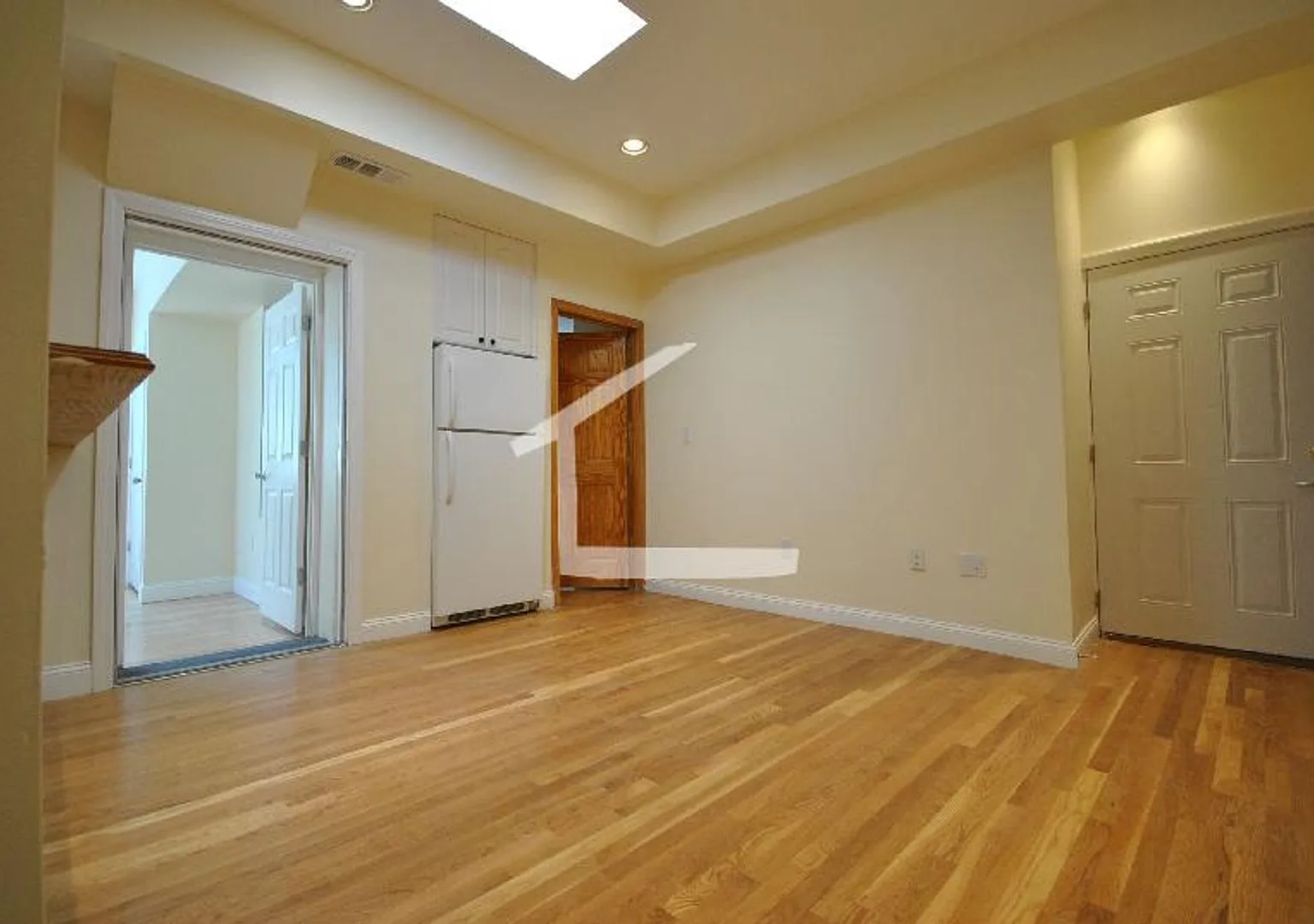 Charming 3 Bedroom -No Broker Fees — Photo 4