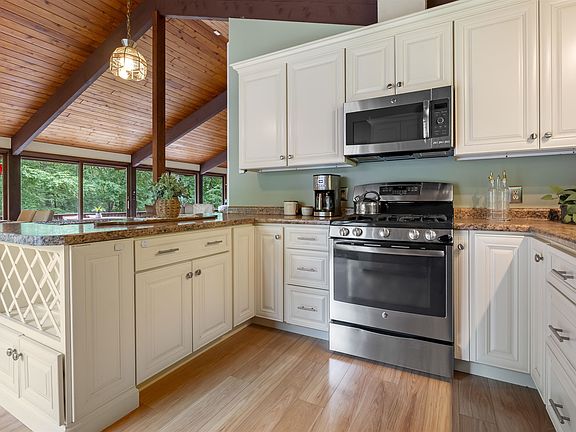 3rd image of 38 Pinecrest Drive