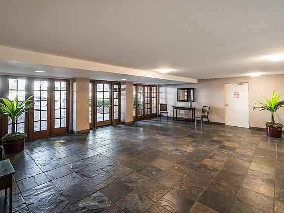 4th image of 1339 N Columbus Ave Unit 105