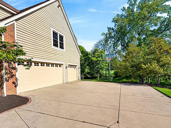3rd image of 230 Cavenaugh Ct
