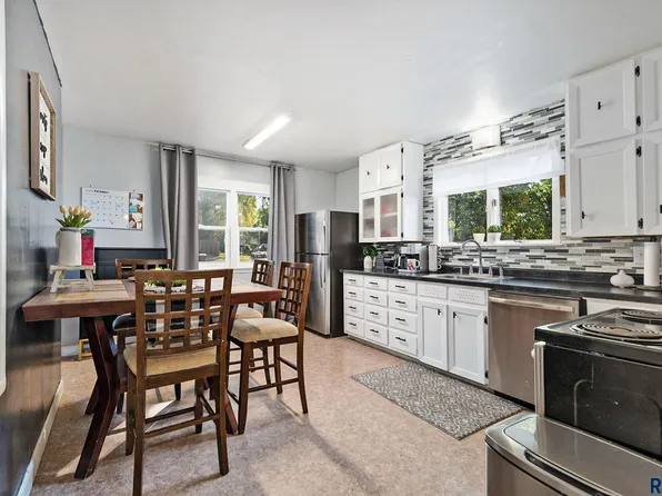 332 S Depot Ave, Garretson, SD 57030