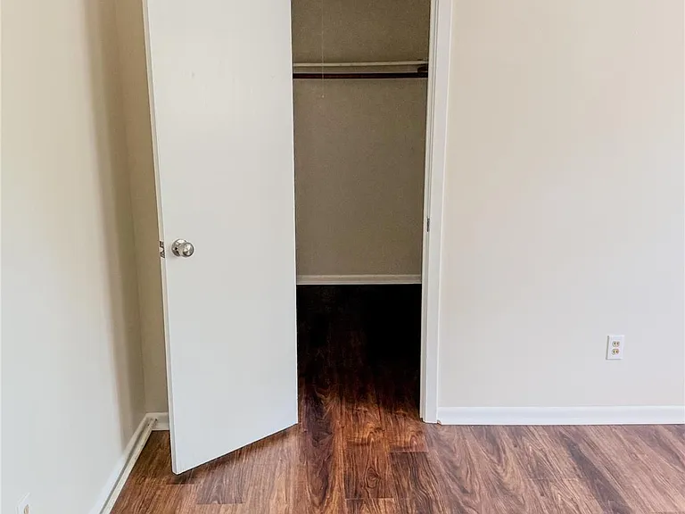 109 Lakeway Dr — Photo 13