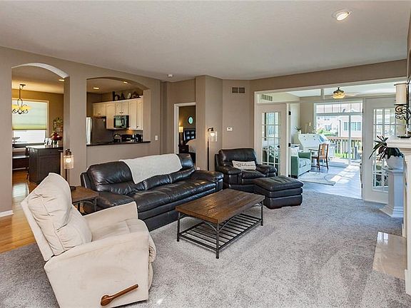 4th image of 812 NE Redwood Ln