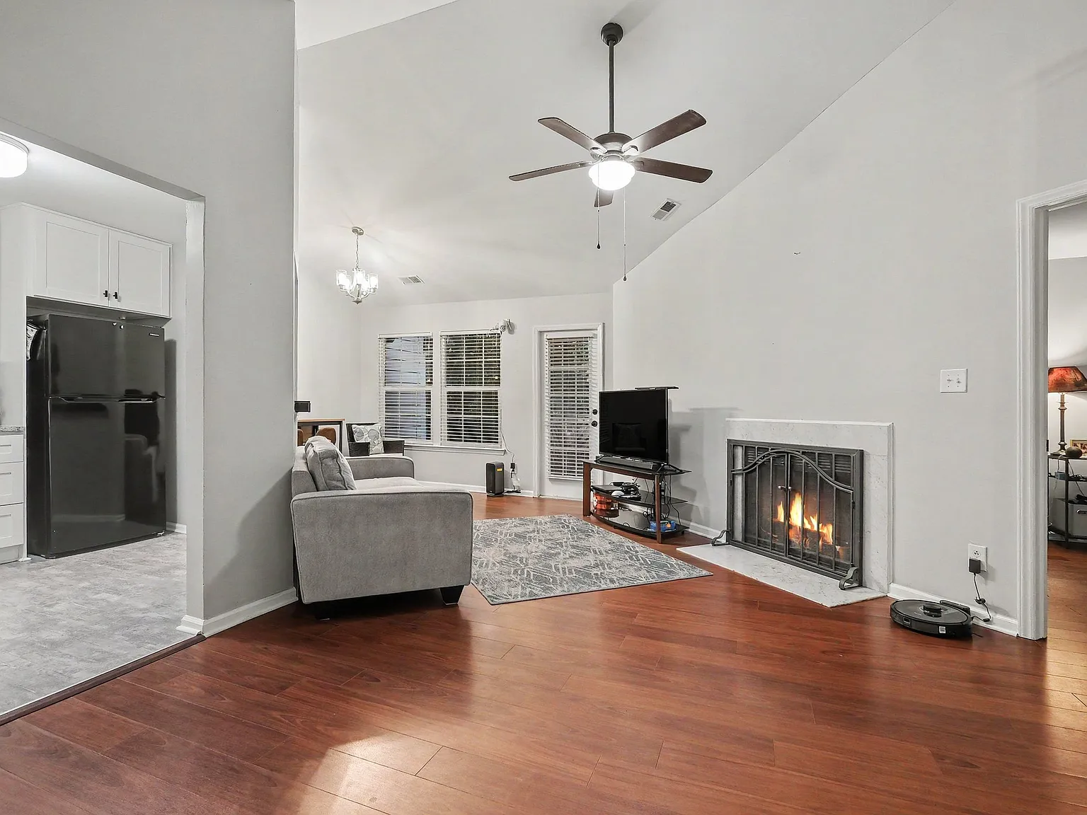 2 bed, 914 sqft, $1,650 — Photo 2
