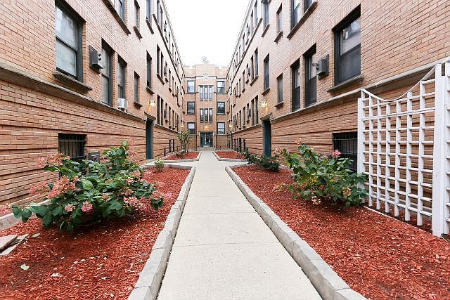 1st image of 817 W Cornelia Ave APT 305