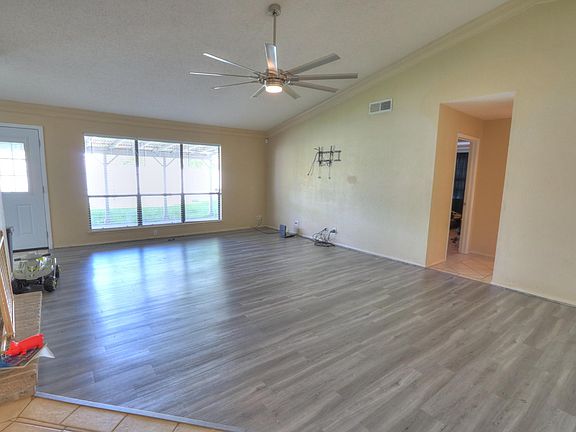 3rd image of 6810 Roseland Dr
