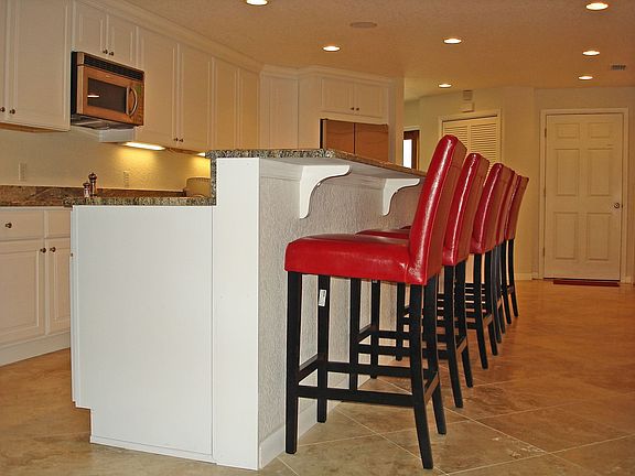 Kitchen with breakfast bar