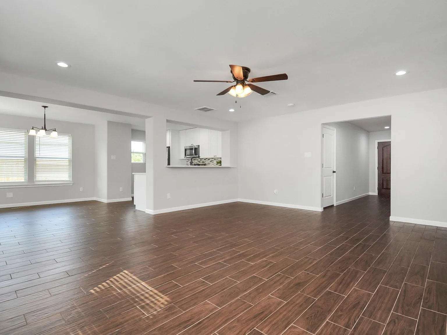 3 bed, 2.5 bath, 1800 sqft, $2,200 — Photo 4