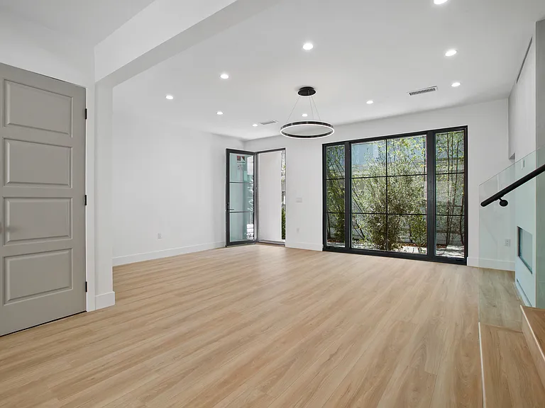 149 S Palm Dr #151-1/2 — Photo 5