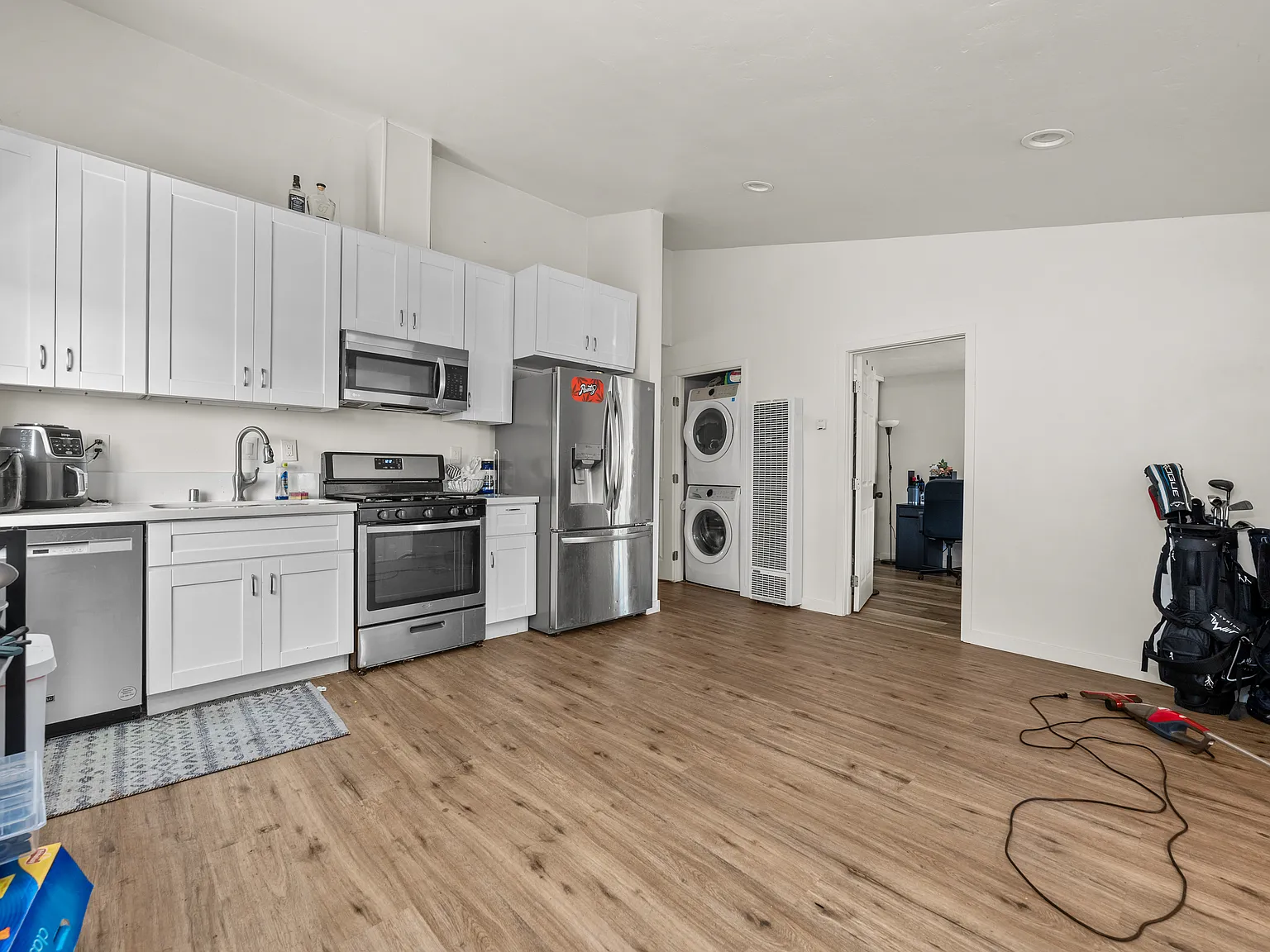 3 bed, 725 sqft, $4,600 — Photo 2