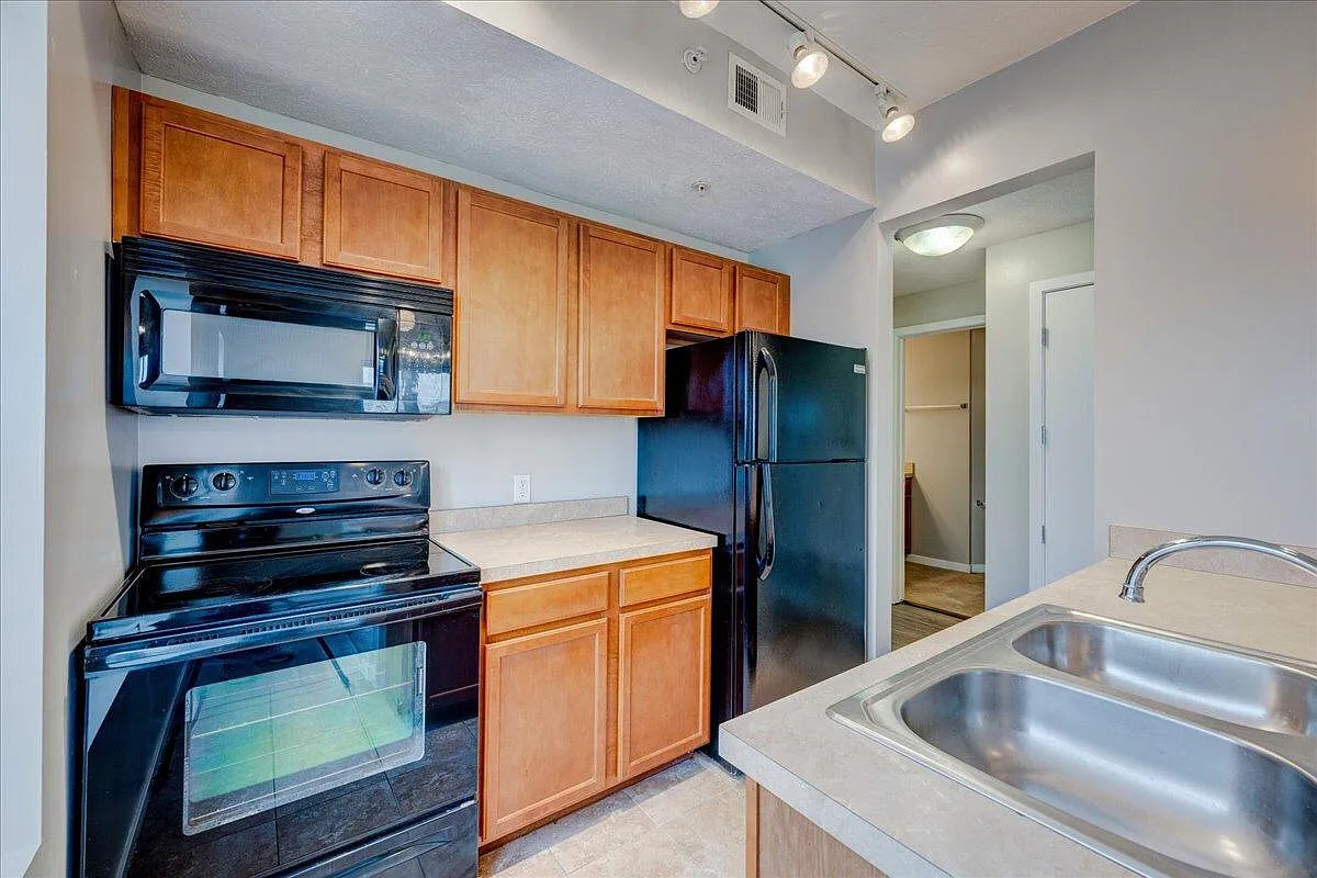 204 Paxton Ct — Photo 4