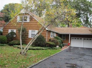 30 Kenswick Ln, Huntington Station, NY 11746