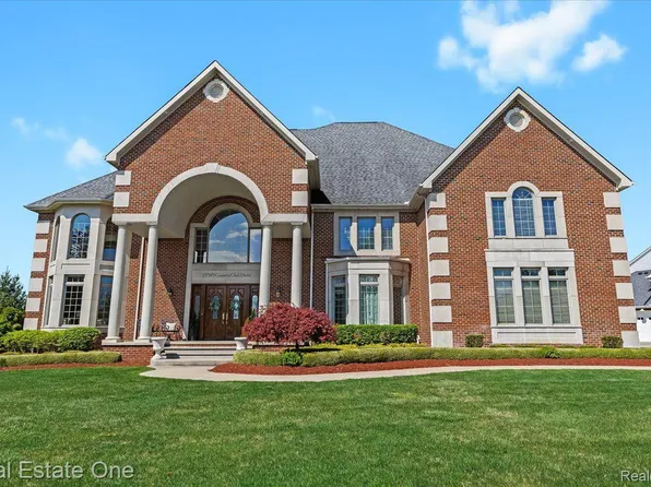 23505 Country Club Dr, South Lyon, MI 48178