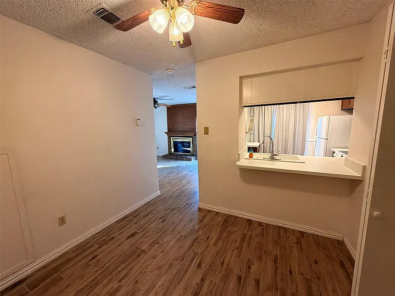 2327 Torrington Dr #C — Photo 6