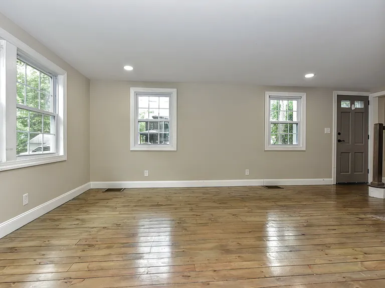 6 Standish Ln — Photo 7