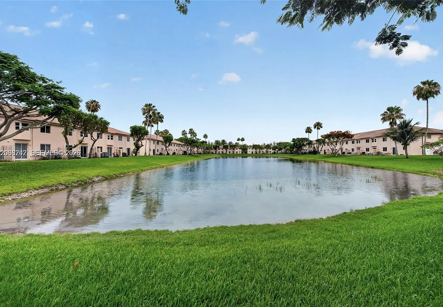 Venetia Gardens Condo — Photo 4