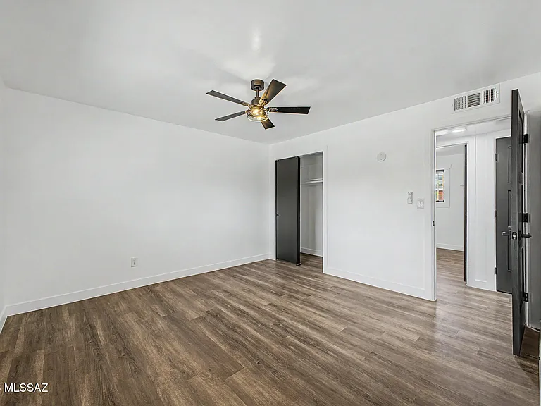 2625 W Oregon St — Photo 16