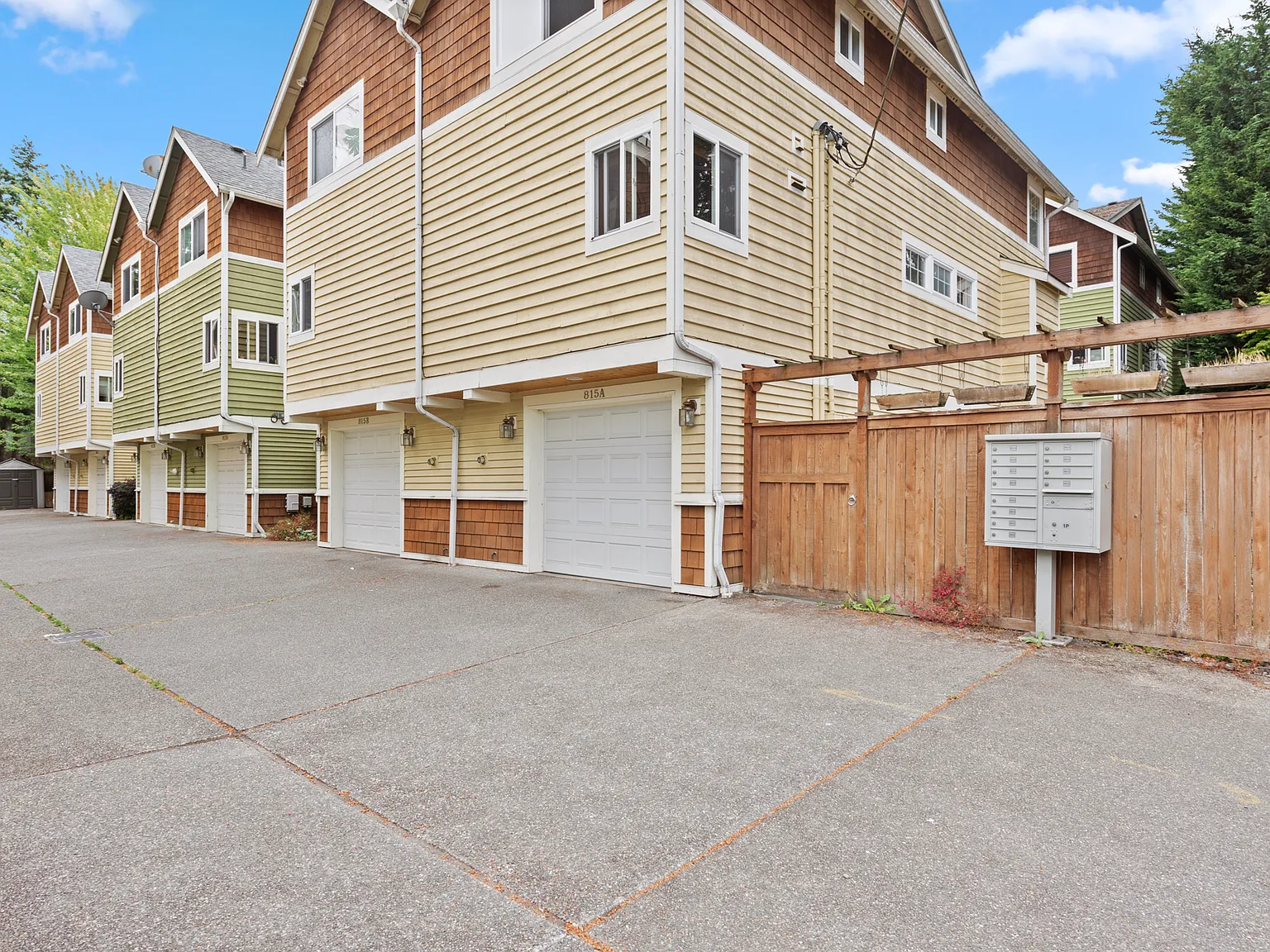 3 bed, 3.5 bath, 1520 sqft, $3,640 — Photo 2