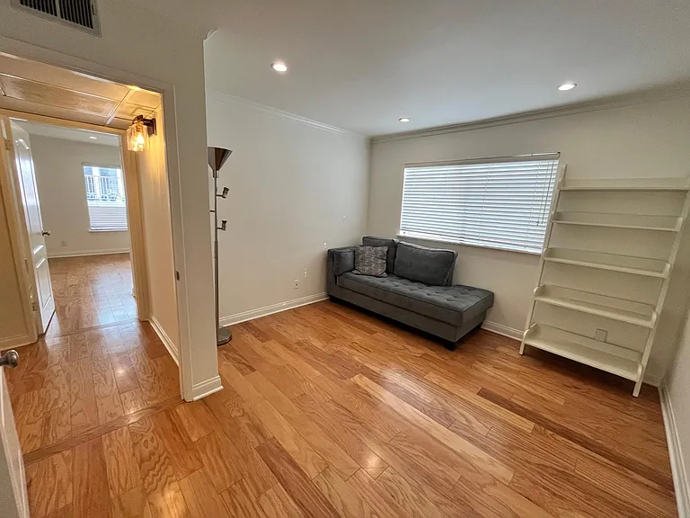 1910 Pelham Ave #4 — Photo 17