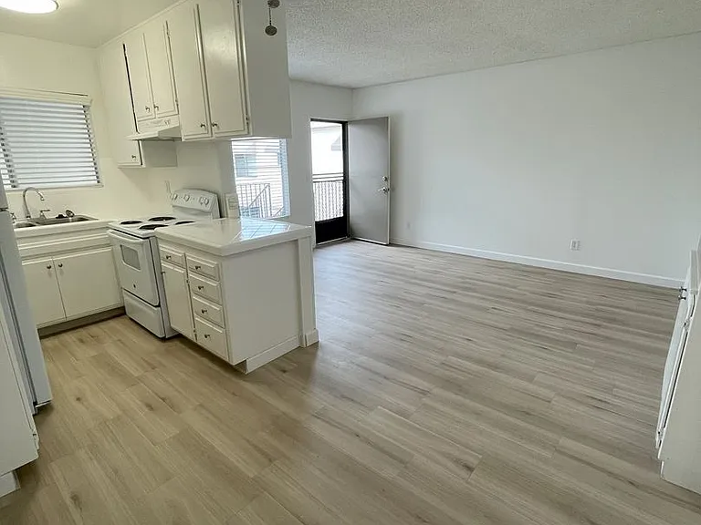4354-4360 Kansas St — Photo 9