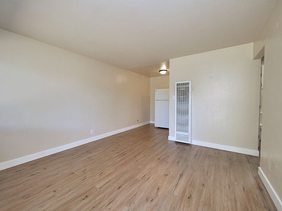 1st image of 3547 Myrtle Ave #4