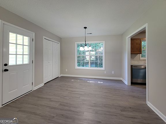3rd image of 412 Missi Ln