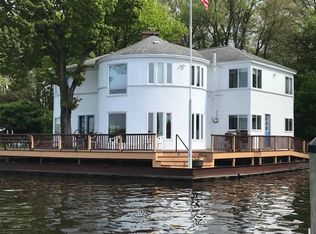 317 Lakeview Ct, Spring Lake, MI 49456