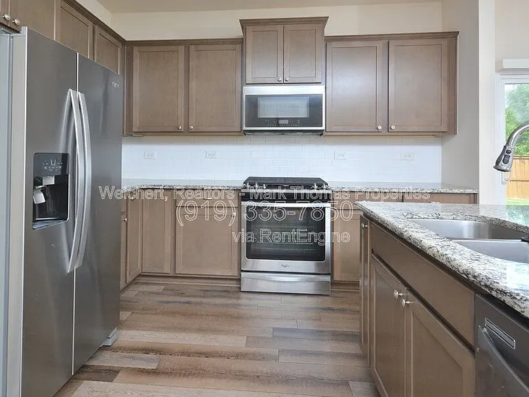 409 Vassar Dr — Photo 6
