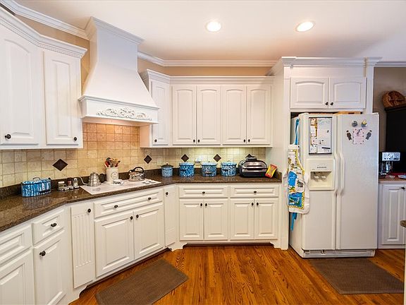 3rd image of 106 Carson Ct