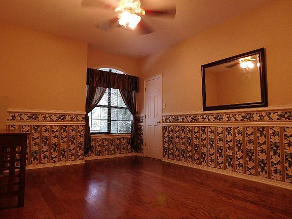 4th image of 609 Pinehurst Dr