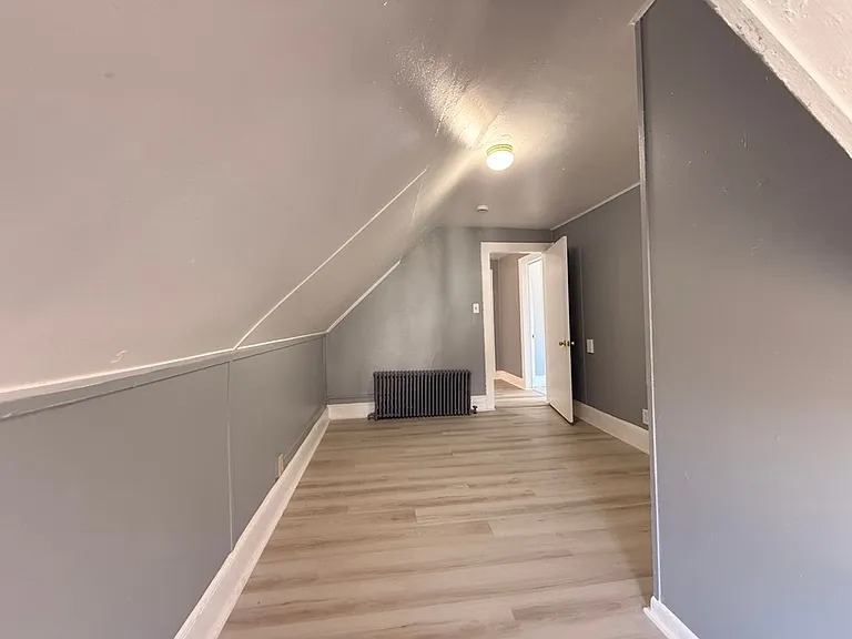 265 N Laurel St — Photo 11