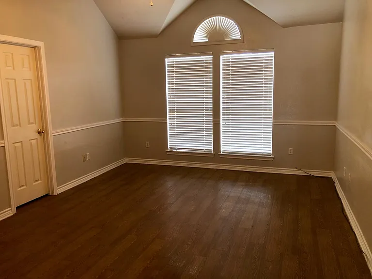 1406 Oxford Dr — Photo 6