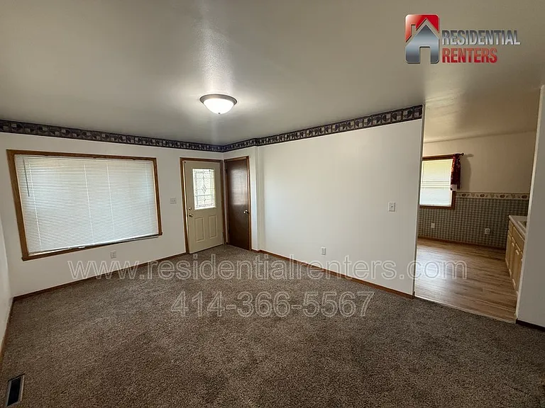 6323 N 104th St — Photo 2