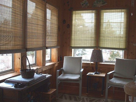 Sunroom w/pine floors
