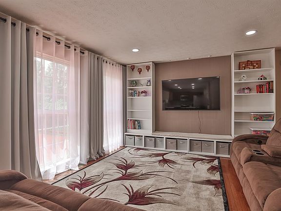 5th image of 293 Bannock Dr