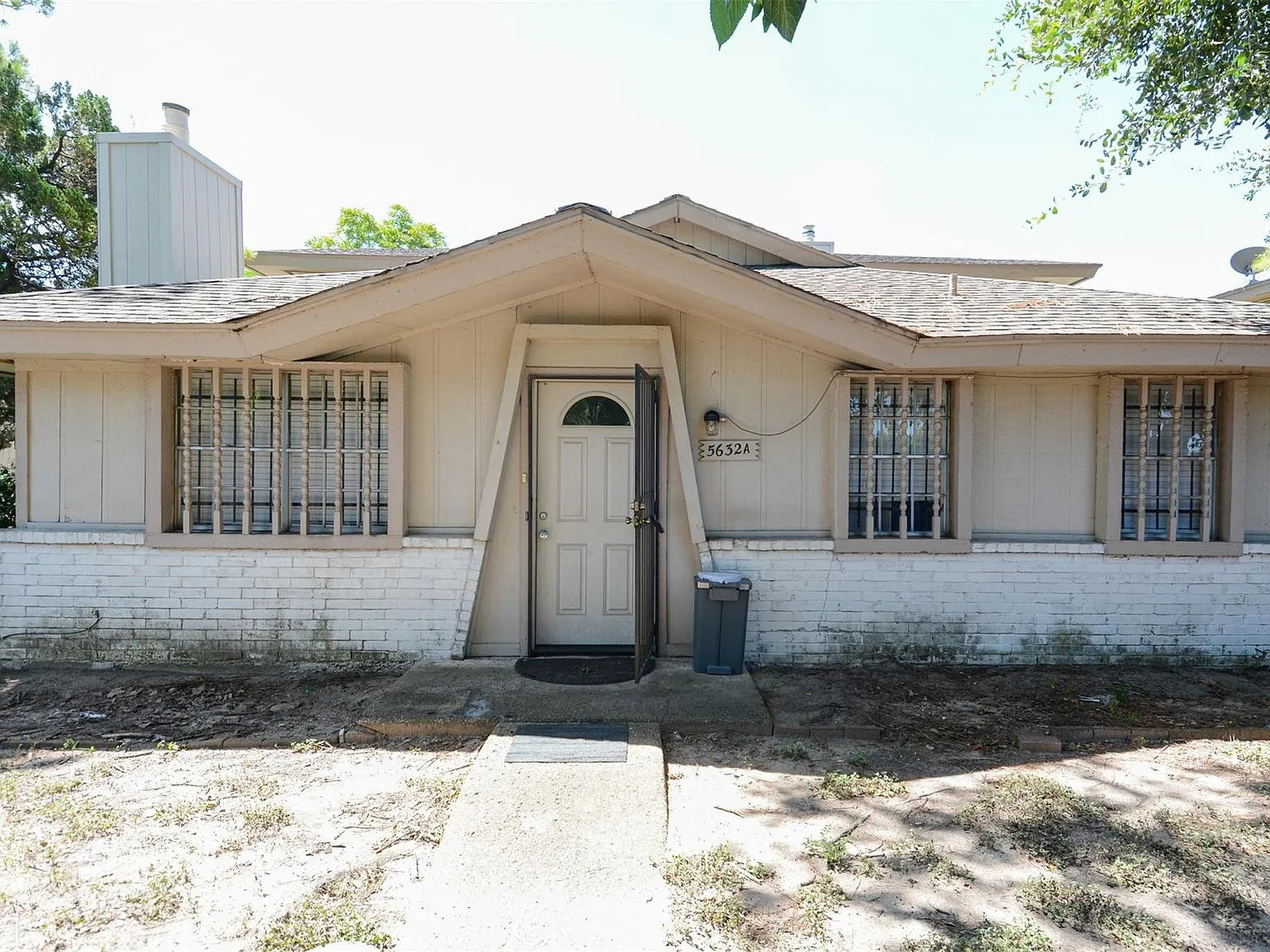2 bed, 1.0 bath, 896 sqft, $1,300 — Photo 1