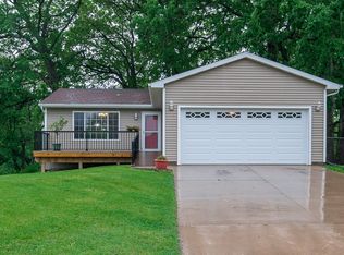 725 Park Ct, Hiawatha, IA 52233